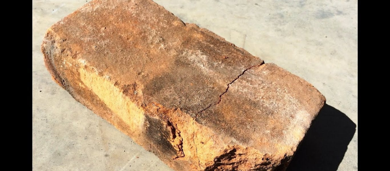 Άνδρας ρίχνει κατα λάθος ένα τούβλο καθώς χτίζει ένα κελάρι και ανακαλύπτει ένα μυστικό! (βίντεο)